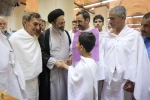 مسؤول بعثة الحج الإيرانية يستقبل أصغر حاج ايراني سناً
