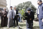 غرس شجرتين من قبل رئيس الحجاج الايرانيين و رئيس منظمة الحج و الزيارة