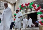 ترحيب بالمعتمرين الإيرانيين عند وصولهم مكة