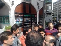 تجمع تعدادی از زائران یک کاروان غیر مجاز در مقابل دفتر نمایندگی سازمان حج و زیارت درکشور سوریه