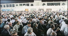 آخرین زمزمه های دعاي نورانی كميل در بين الحرمين مدینه برگزار شد ( تصویری)