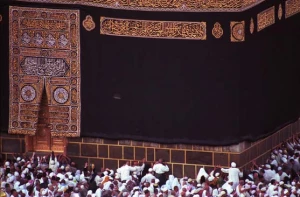 مراسم ختم قرآن دانش آموزان عمره گزار ایرانی در بیت الله الحرام