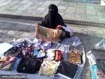 بی توجهی زائران ایرانی  مدینه منوره به دست فروشان کنار بقیع