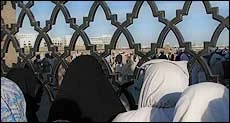 دومین حضور زائران زن ایرانی ظرف چند روز اخیر در قبرستان بقیع