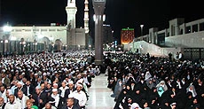 زایران عمره گزار در مدینه منوره دعای کمیل و ندبه برگزار کردند 
<br>