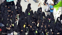 مبارزه بانوان با نماد شيطان/ عكس