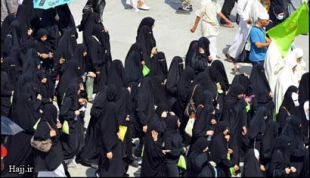 مبارزه بانوان با نماد شيطان/ عكس