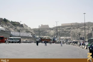 موقف باب علي عليه‌السلام كه بين كوه ابوقبيس و خندمه قرار داشت و فضاي آن قبلا جزء شعب ابي طالب يا بني‌هاشم بوده چند سال گذشته صخره‌بردراي شده و به صورت پاركينگ به نام مولا علي عليه‌السلام نامگذاري شد