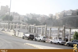 ديوارهاي تازه تأسيس شده اطراف قسمت شرقي قبرستان ابوطالب