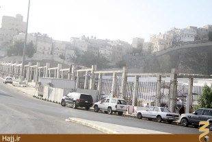 ديوارهاي تازه تأسيس شده اطراف قسمت شرقي قبرستان ابوطالب