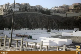 قسمت نرده‌كشي وسط قبرستان نشان‌دهنده قبرستان دوران صدر اسلام است