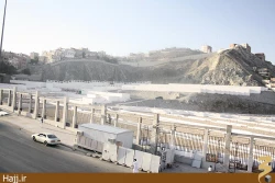 قسمت نرده‌كشي وسط قبرستان نشان‌دهنده قبرستان دوران صدر اسلام است