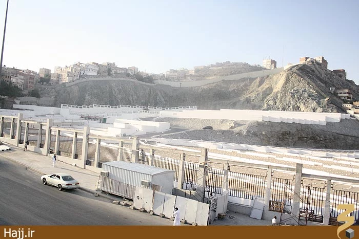 قسمت نرده‌كشي وسط قبرستان نشان‌دهنده قبرستان دوران صدر اسلام است