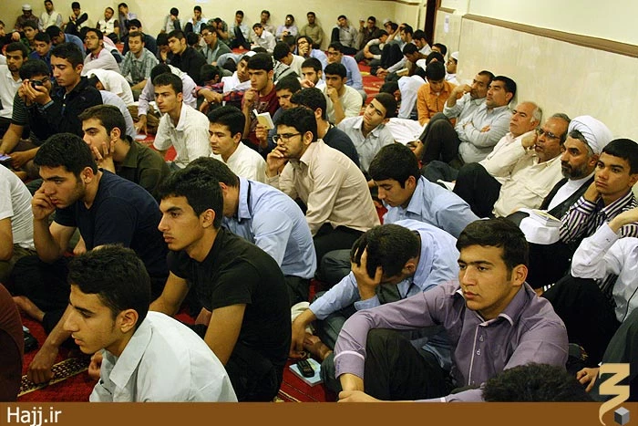 شوق دعاي كميل با دانش آموزان عمره‌گزار / عكس