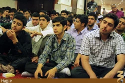 شوق دعاي كميل با دانش آموزان عمره‌گزار / عكس