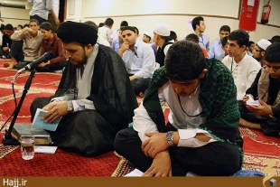 شوق دعاي كميل با دانش آموزان عمره‌گزار / عكس