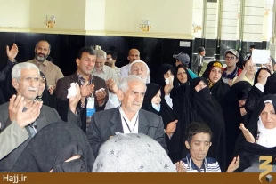 لحظه‌هاي تلخ وداع با خانه خدا  / عكس