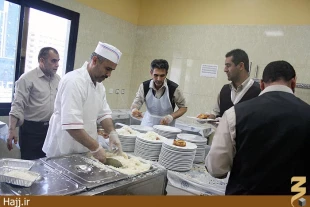 خدمات شبانه روزي به زائران بيت‌الله الحرام/ عكس