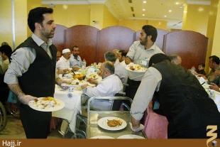 خدمات شبانه روزي به زائران بيت‌الله الحرام/ عكس