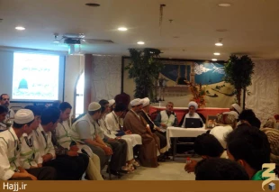 نشست دانش‌آموزان عمره‌گزار شيعه و سني در مدينه