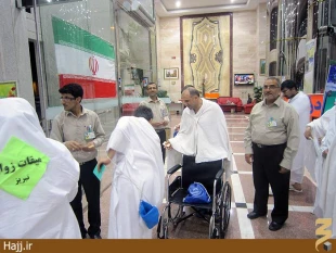 خادمان زائران حرم رضوي در خدمت زائران حرم الهي