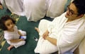 عکس یادگاری با عمره‌گزاران کودک و نوجوان