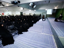 رهبر انقلاب در دیدار صدها تن از بانوان فرهیخته حوزه و دانشگاه:

لزوم طرح گفتمان اسلامی درباره زن به‌صورت تهاجمی و طلبکارانه