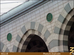 نام مبارك ائمه(ع) بر ديوار مسجد النبي(ص)+عكس 