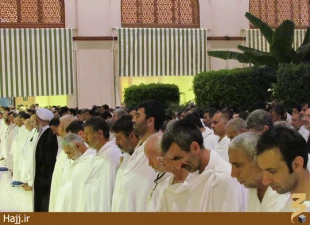 نماز جماعت عمره‌گزاران ايراني در مسجد شجره به امامت نماينده بعثه مقام معظم رهبري