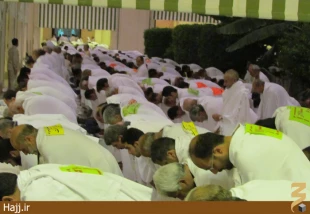 نماز جماعت عمره‌گزاران ايراني در مسجد شجره به امامت نماينده بعثه مقام معظم رهبري