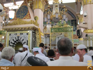 ازدحام زائران در حدفاصل منبر و محراب حضرت محمد (ص)