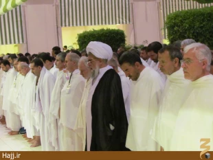 نماز جماعت عمره‌گزاران ايراني در مسجد شجره به امامت نماينده بعثه مقام معظم رهبري