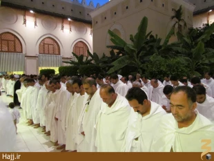 نماز جماعت عمره‌گزاران ايراني در مسجد شجره به امامت نماينده بعثه مقام معظم رهبري