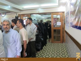 تصاوير حضور زائران ايراني در پاي صندوق‌هاي راي در كربلا/۲
