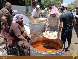 تصاوير توزيع گسترده نذري در كربلا به مناسبت نيمه شعبان
