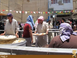 تصاوير توزيع گسترده نذري در كربلا به مناسبت نيمه شعبان
