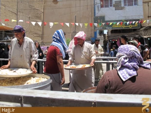 تصاوير توزيع گسترده نذري در كربلا به مناسبت نيمه شعبان