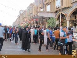 تصاوير توزيع گسترده نذري در كربلا به مناسبت نيمه شعبان