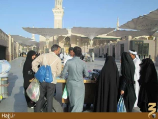 بساط دستفروشان در اطراف بقيع و وقت‌گذراني برخي زائران