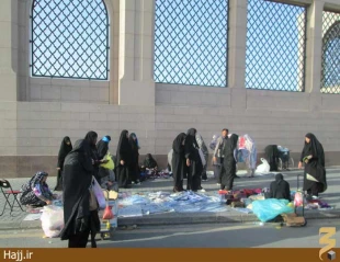 بساط دستفروشان در اطراف بقيع و وقت‌گذراني برخي زائران