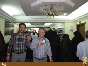 در نخستین ساعات امروز حماسه سیاسی رقم خورد؛

تصاویر حضور زائران ایرانی در پای صندوق‌های رای در کربلا ۲