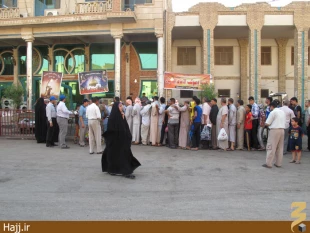 تصاوير توزيع گسترده نذري در كربلا به مناسبت نيمه شعبان