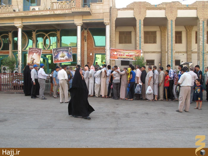 تصاوير توزيع گسترده نذري در كربلا به مناسبت نيمه شعبان