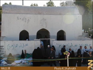 نماز گزاردن زائران در مسجد كوچك سلمان فارسي در منطقه جنگ خندق