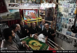 اذان گويي خادمان حرم رضوي در گوش نوزادان و عيادت بيماران + عكس