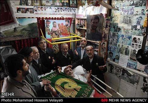 اذان گويي خادمان حرم رضوي در گوش نوزادان و عيادت بيماران + عكس