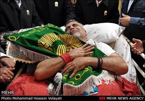 اذان گويي خادمان حرم رضوي در گوش نوزادان و عيادت بيماران + عكس