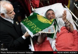اذان گويي خادمان حرم رضوي در گوش نوزادان و عيادت بيماران + عكس