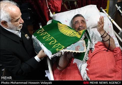 اذان گويي خادمان حرم رضوي در گوش نوزادان و عيادت بيماران + عكس