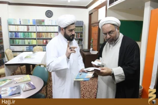 كتابخانه بعثه مدينه در خدمت زائران ايراني+عكس